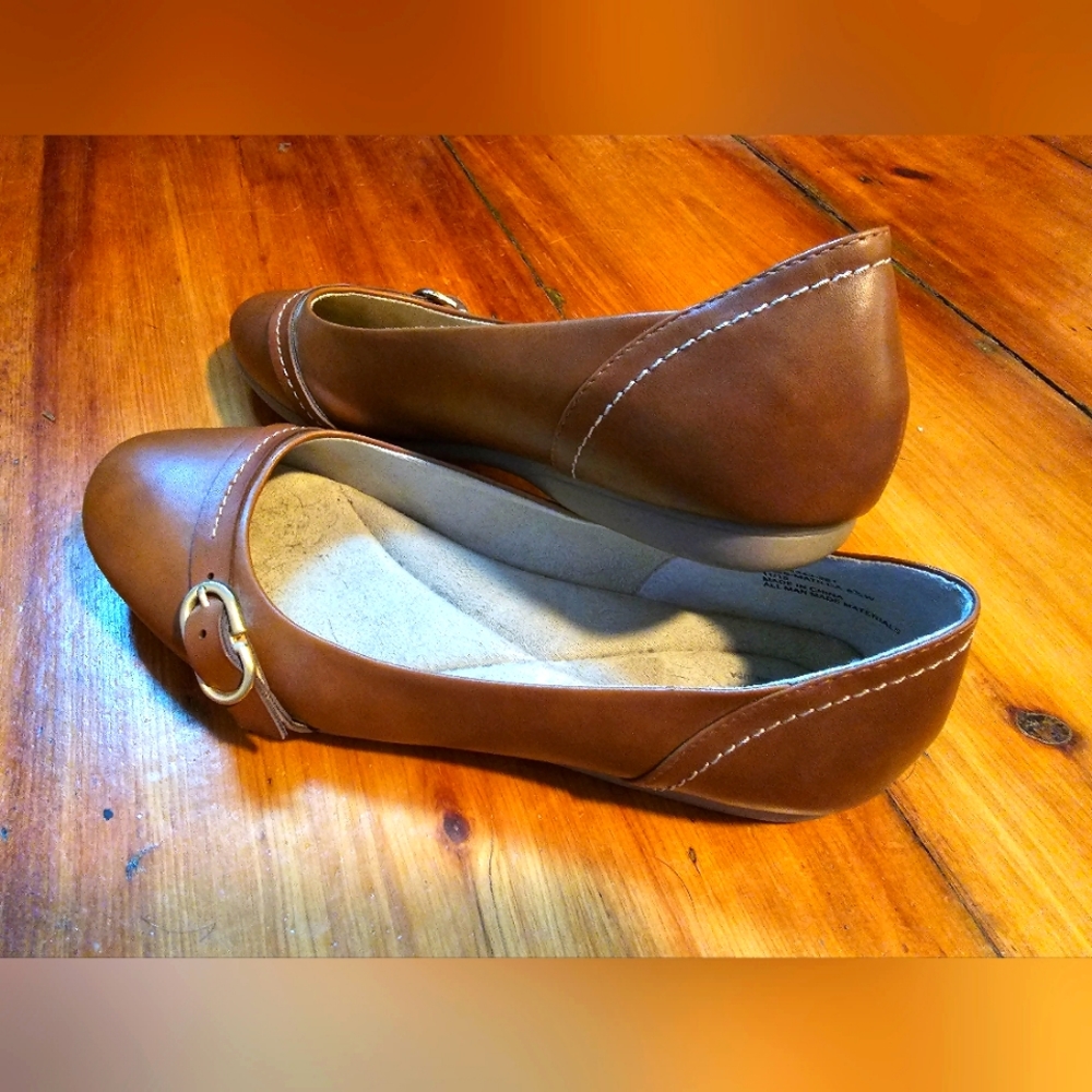 Bass leather-look flats size 8.5 wide